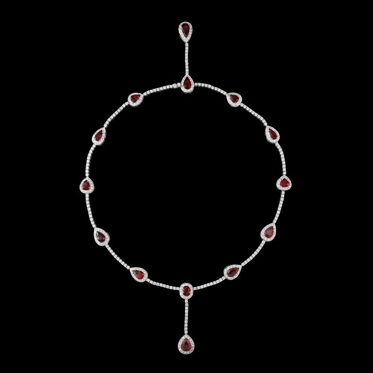 COLLIER, dropp- och oval slipade rubiner, tot. ca 15 ct, samt briljantslipade diamanter, tot. 6.50 ct.