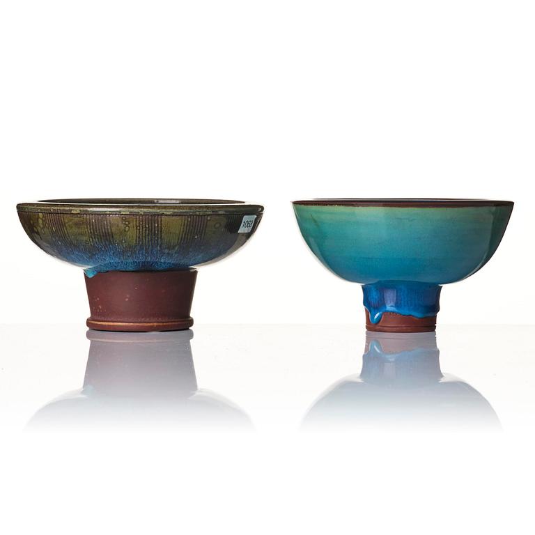 Wilhelm Kåge, a set of two Farsta stoneware footed bowls, Gustavsberg Studio 1958 and 1960.