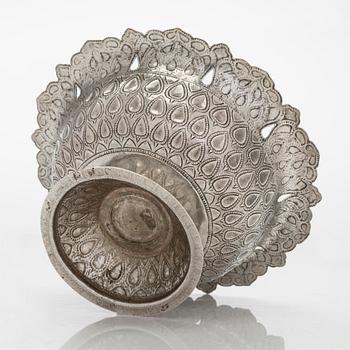 Malja, hopeaa, mogultyylinen, 1700-luku. Suomalaiset tarkastusleimat, Ossian Hopea, Porvoo 1977.