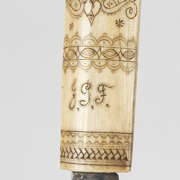 A reindeer horn knife by Jon Pålsson Fankki, signed and dated 1909.