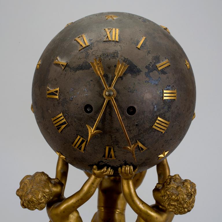 BORDSPENDYL SAMT KANDELABRAR, ett par. 1800-talet slut.
