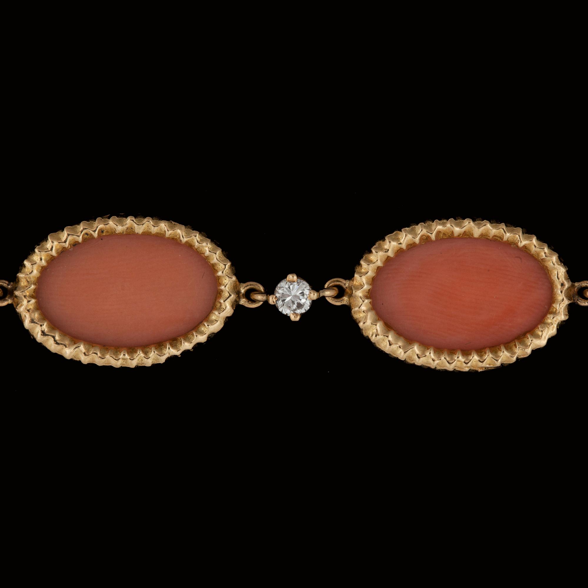 Collier med korall och briljantslipade diamanter totalt ca 2.00 ct.