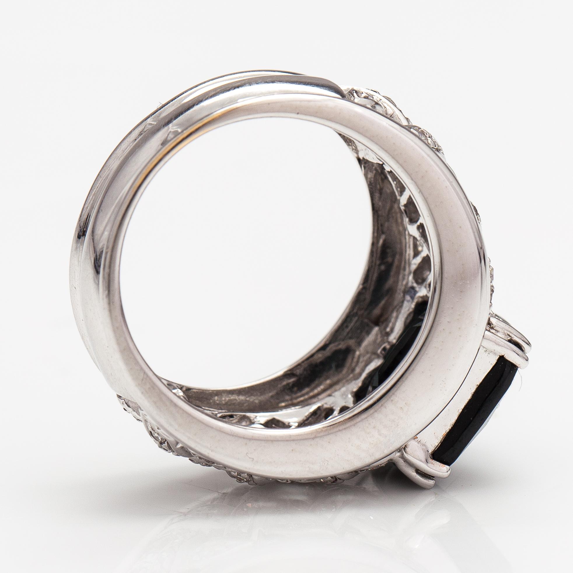 Ring, 14K vitguld, mörk grön turmalin ca 7.38 ct och diamanter ca 0.42 ct tot enligt certifikat.