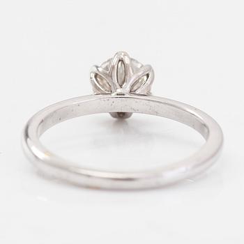 Ring, 14K vitguld med en briljantslipad diamant ca 1.01 ct.