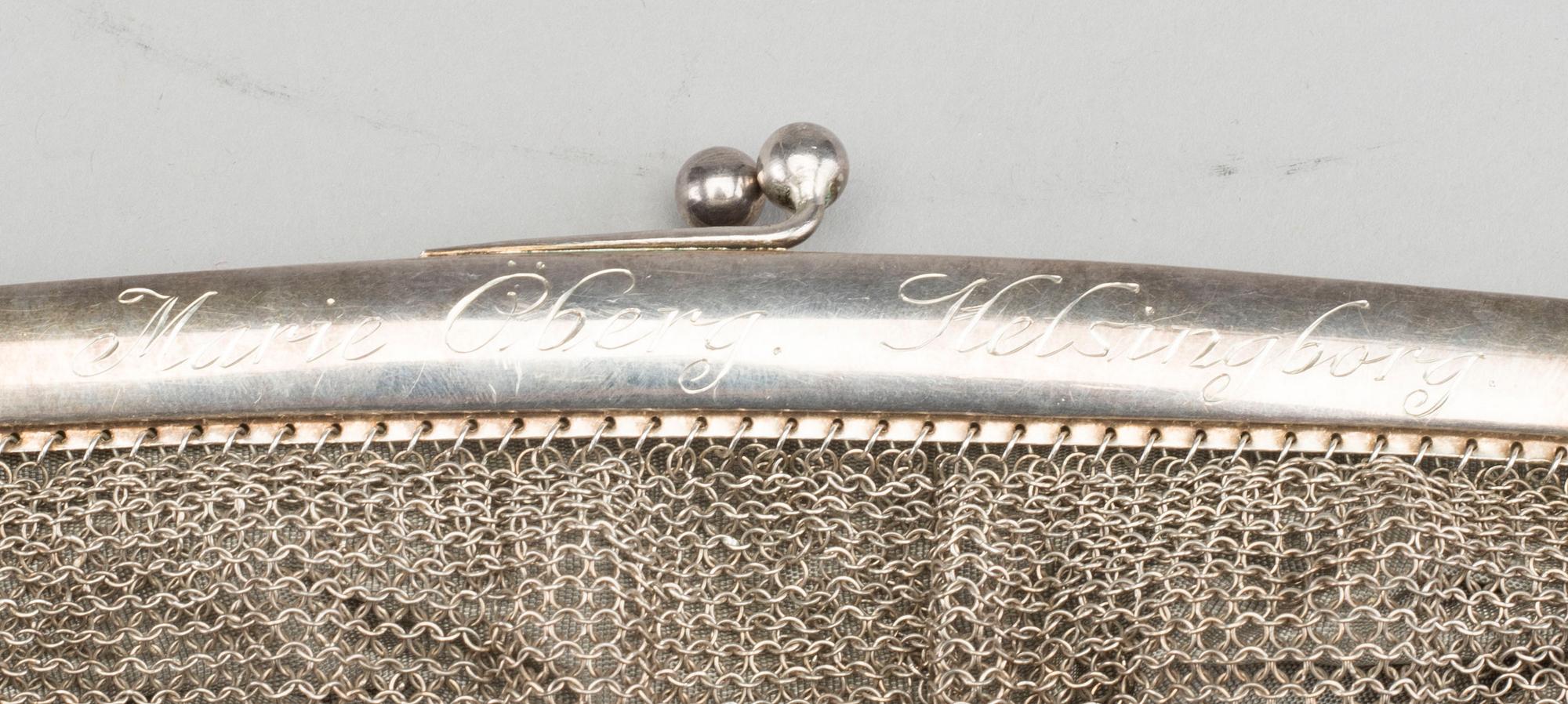 A SILVER EWENING BAG.