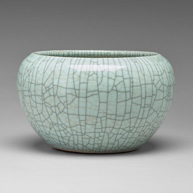 A ge-glazed bowl/censer, Qing dynasty.