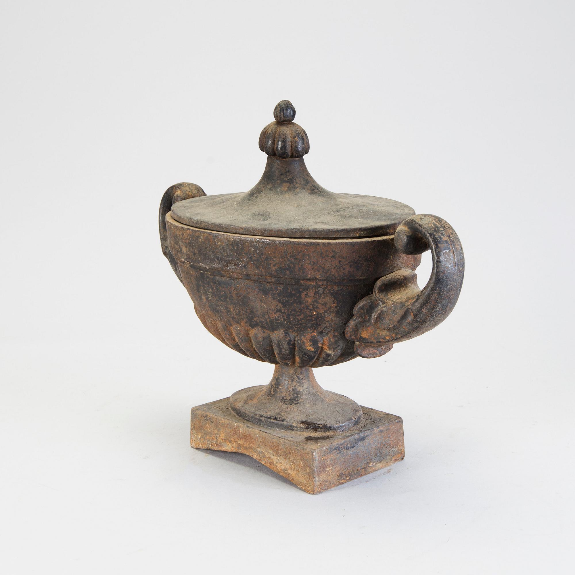 TRÄDGÅRDSURNA I GJUTJÄRN, empirestil, 1900-talets början.