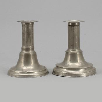 LJUSSTAKAR, 2 st snarlika, tenn, 1700/1800-tal.
