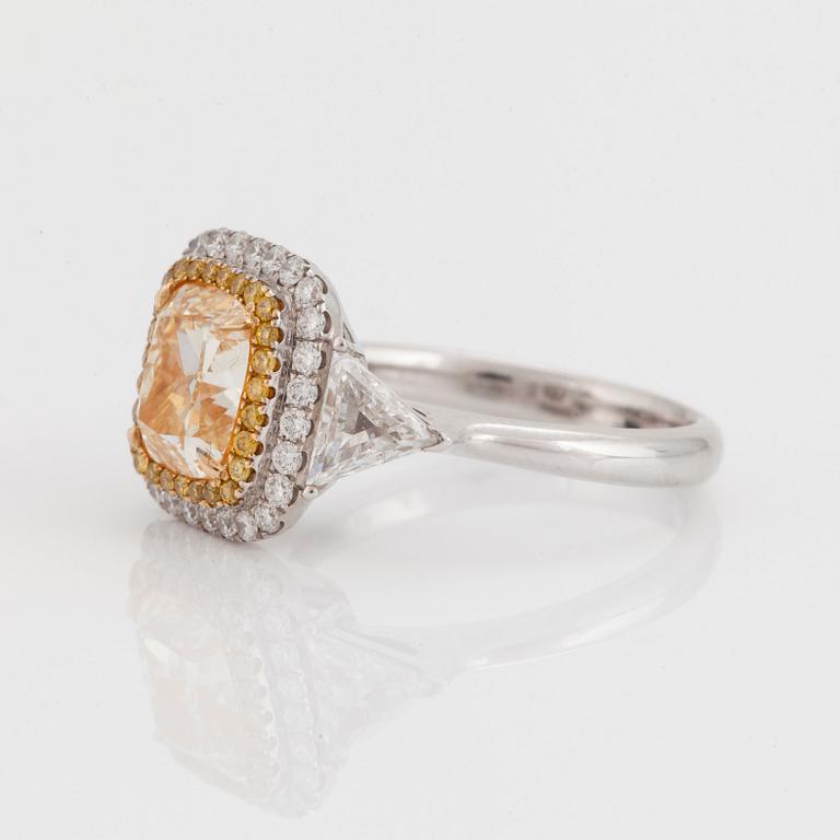 RING med en kuddslipad diamant.