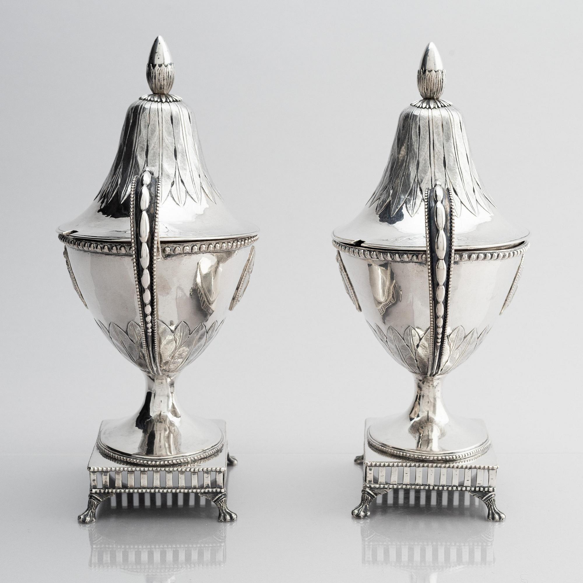 Gustaf Henrik Sidwall, sockerskålar med lock, ett par, silver, Norrköping 1793. Gustavianska.