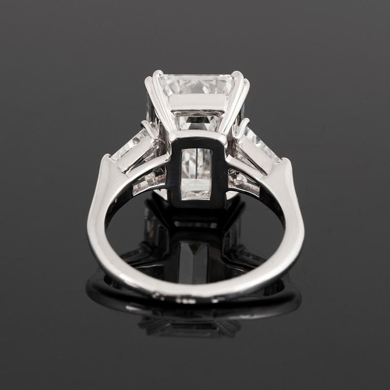 Ring platina med en smaragdslipad diamant.