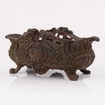 Jardiniär, gjutjärn, rokokostil, omkring 1900.