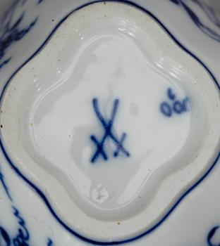 MOCCASERVISDELAR, 9 delar. Porslin, "Lökmönstret" Meissen. 1900-talets andra hälft.