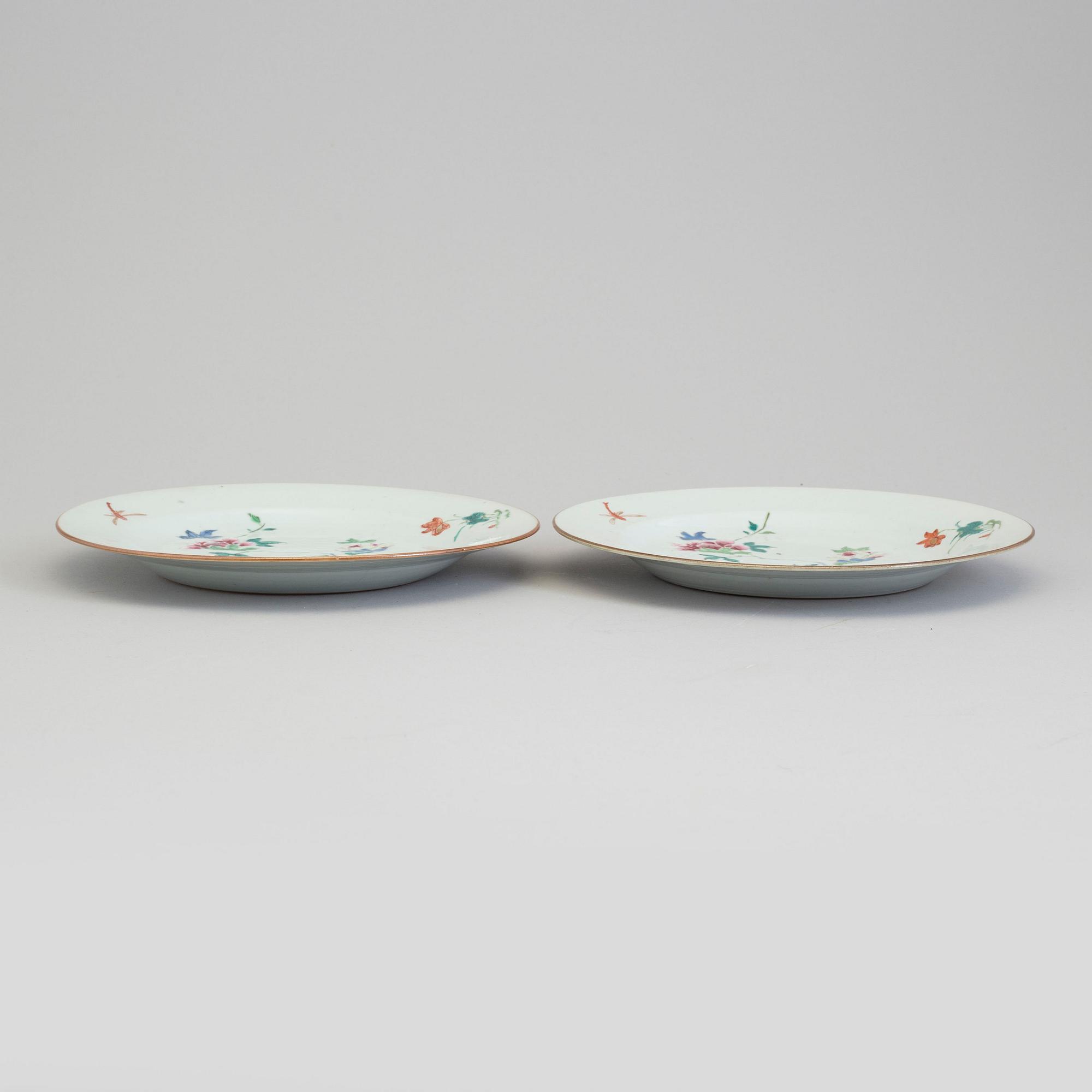 TALLRIKAR, ett par, kompaniporslin. Qingdynastin, Qianlong (1736-95).