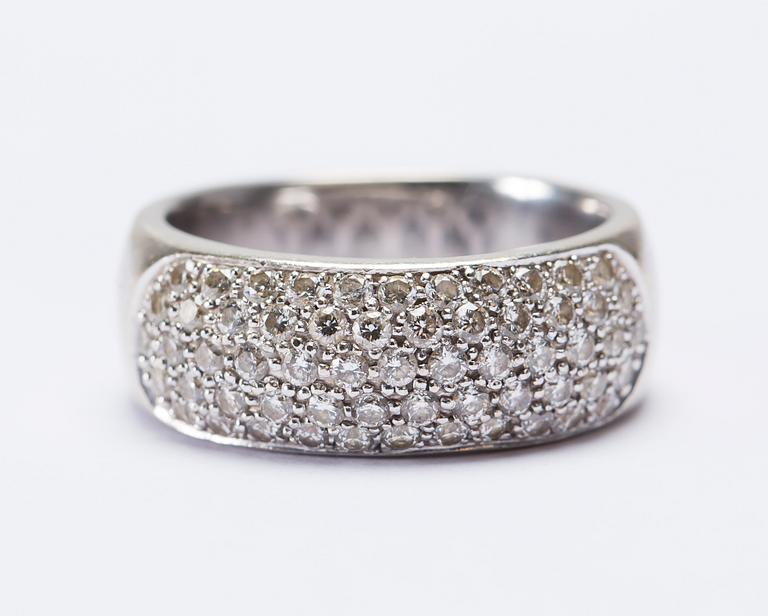 RING, 14 k vitguld med briljantslipade diamanter, totalt ca 1.00 ct. Vikt ca 9 g.