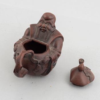 A Chinese yixing teapot, 20th century.