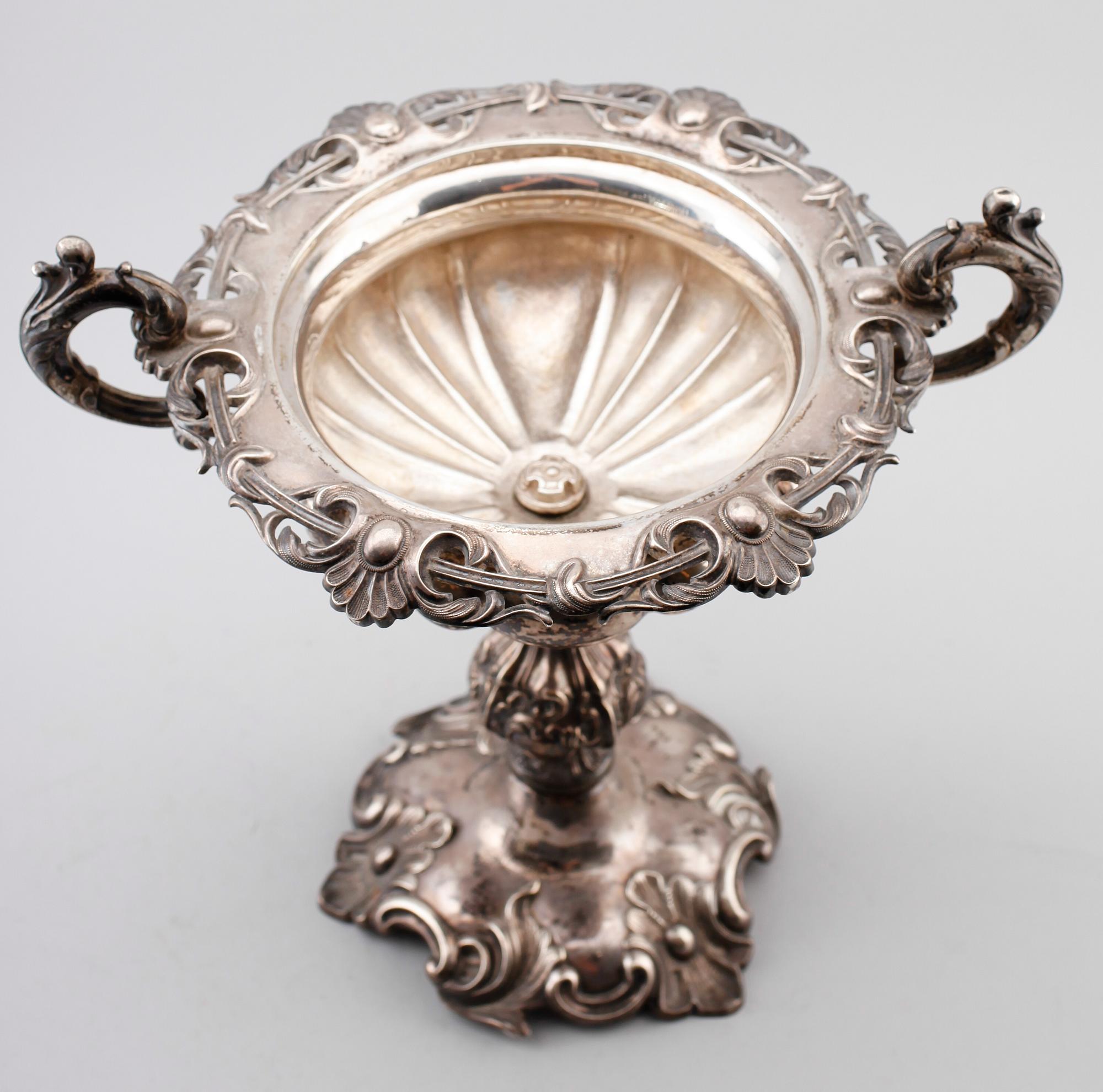 STRÖSOCKERSKÅL, silver, Gustaf Möllenborg, Stockholm 1856. Vikt ca 723 gram.
