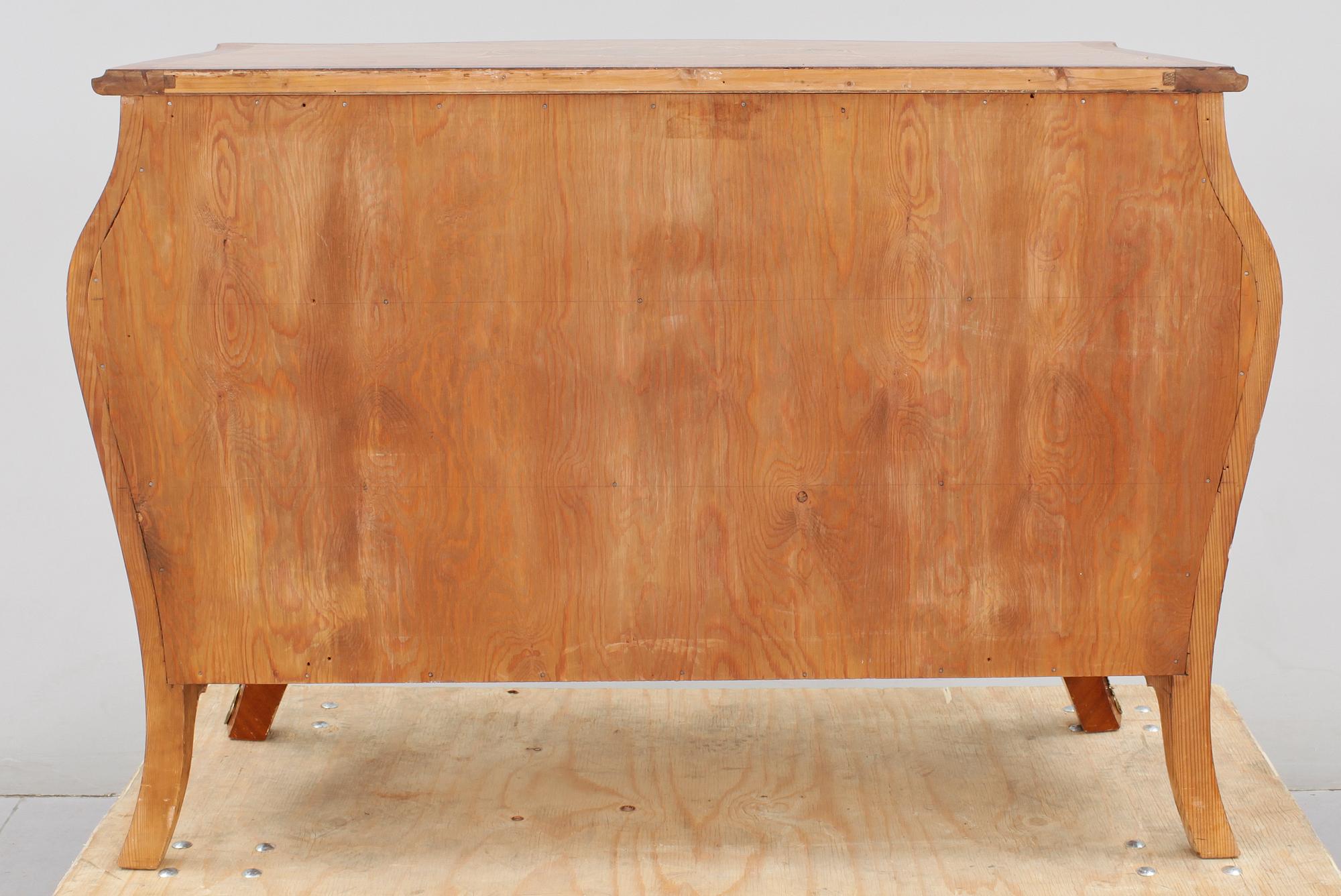 BYRÅ, rokokostil, omkring 1900-talets mitt.