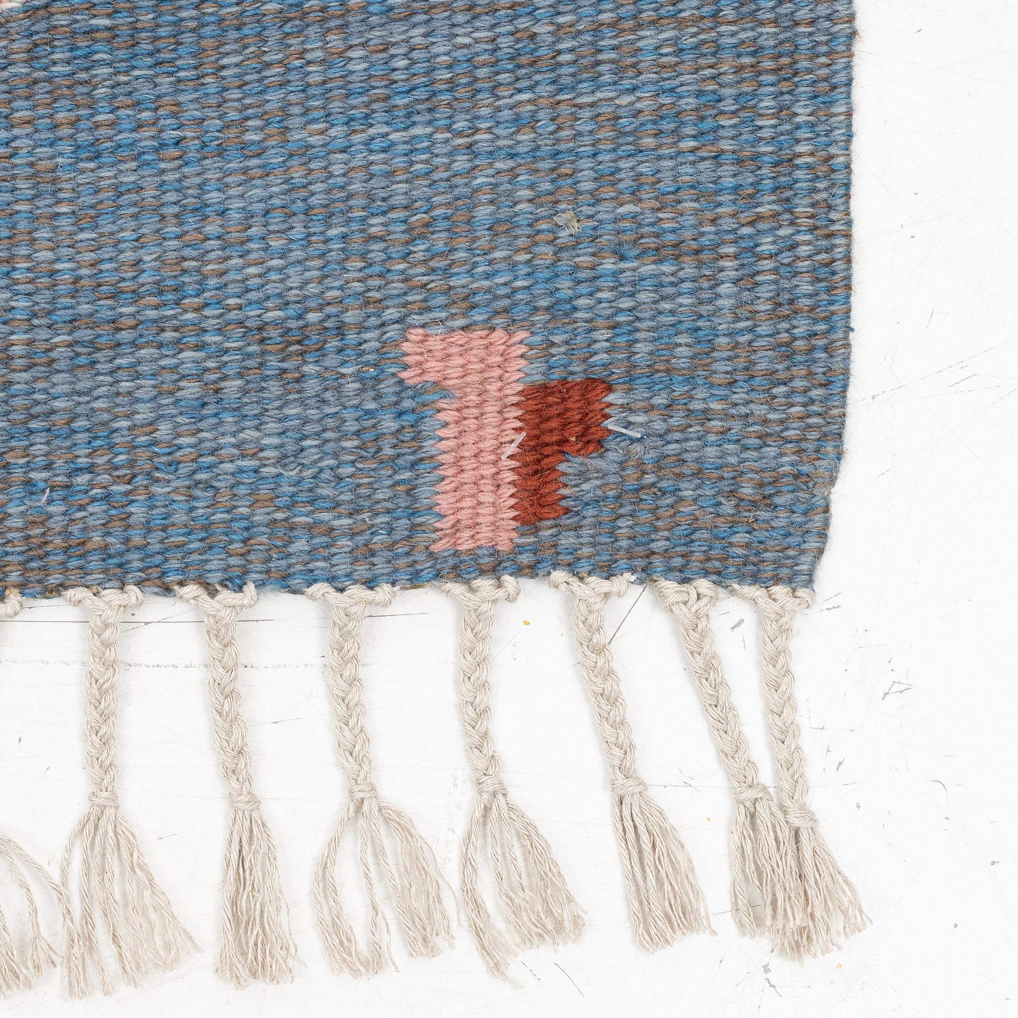 Erik Lundberg, Vävaregården, rug “Korall blå”, rölakan, 240 x 170 cm, signed V.