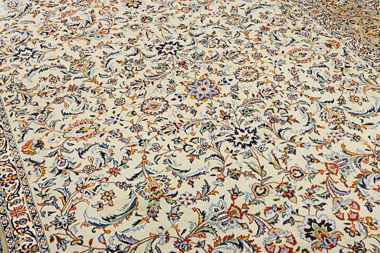 A Kashan carpet a. 380 x 260 cm.