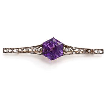 Brooch, 14K gold, with an amethyst, old- and rose-cut diamonds ca 0.40 ct in total, early 20th century.