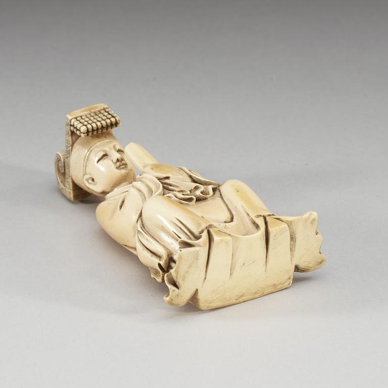 An ivory figure of a dignitary, Qing dynasty (1644-1912).