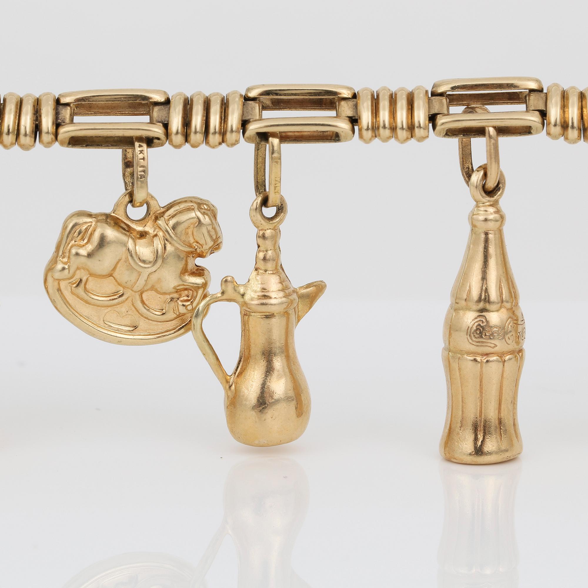 ARMBAND, 14K guld med 11 berlocker, Italien, olika guldhalter, 1900-talets sista kvartal. Vikt ca 26,45 g.