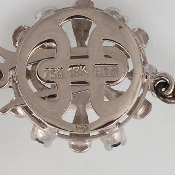 COLLIER, odlade sötvattenspärlor med lås i 18K vitguld med 6 fasettslipade blå safirer, utländska stämplar.