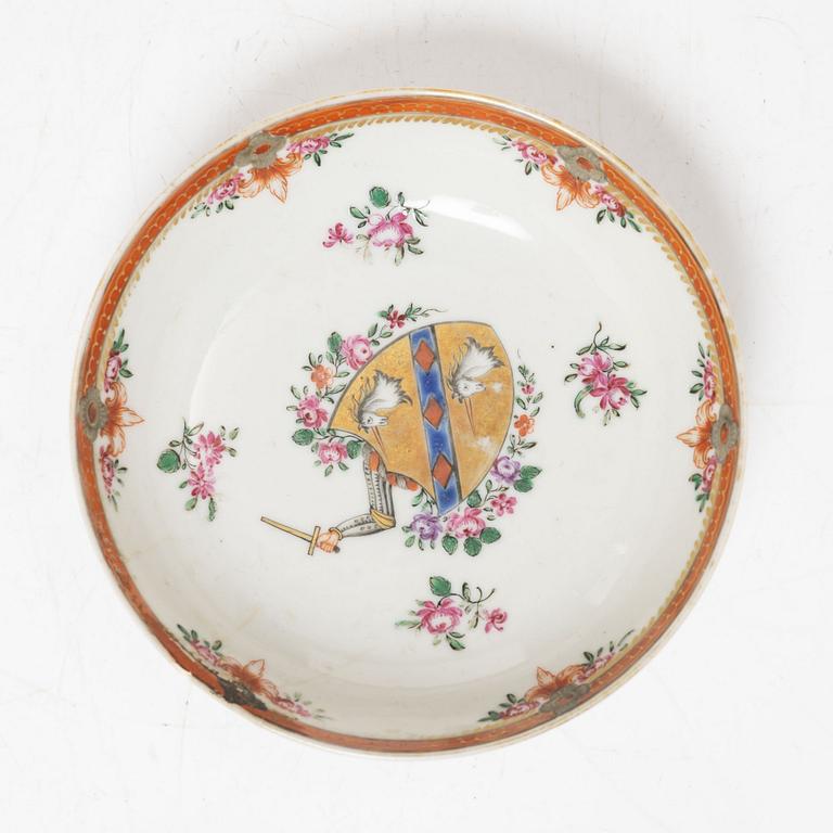 Koppar, fyra stycken, samt kopp med fat, vapenporslin, Qingdynastin, 1700-tal.