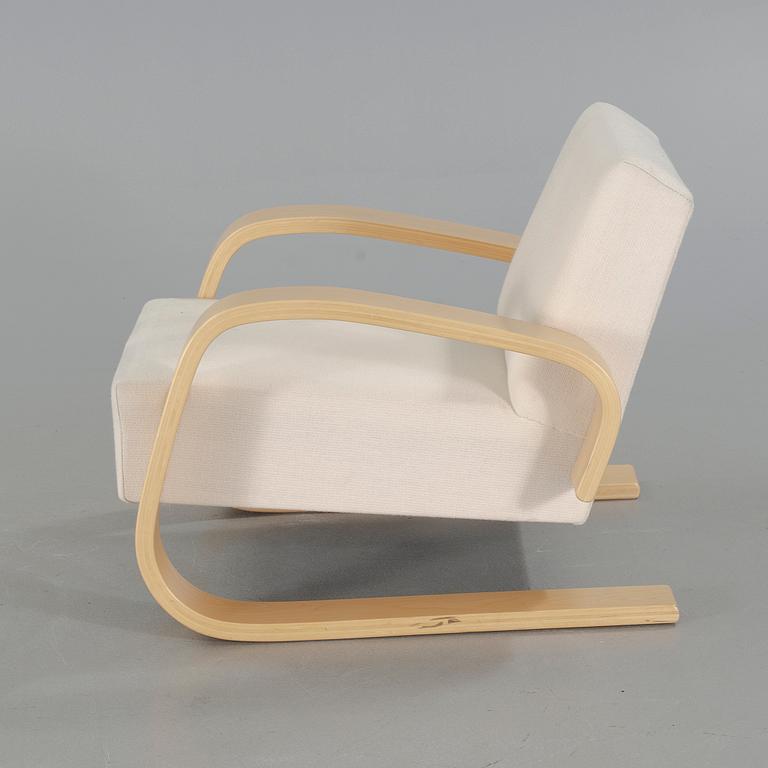 A model 400 "Tank" chair designed by Alvar Aalto, Artek, 2004.