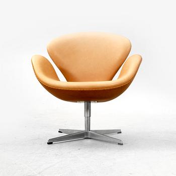 Arne Jacobsen, fåtölj "Svanen" för  Republic of Fritz Hansen, daterad 2006 Danmark.