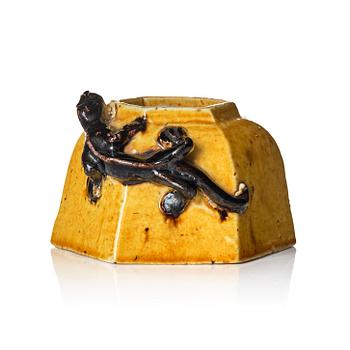 1226. A yellow glazed bursh washer, Qing dynasty, Kangxi (1662-1722).