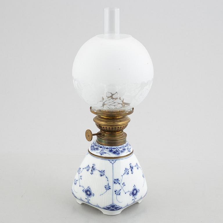 Fotogenlampa, porslin, Royal Copenhagen, "Musselmalet halvblond", modell 693, 1893-1900.