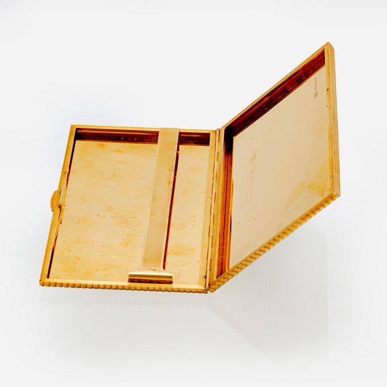 An English 18K gold cigaretet case, SBS Ltd London 1947, total weight 312 grams.