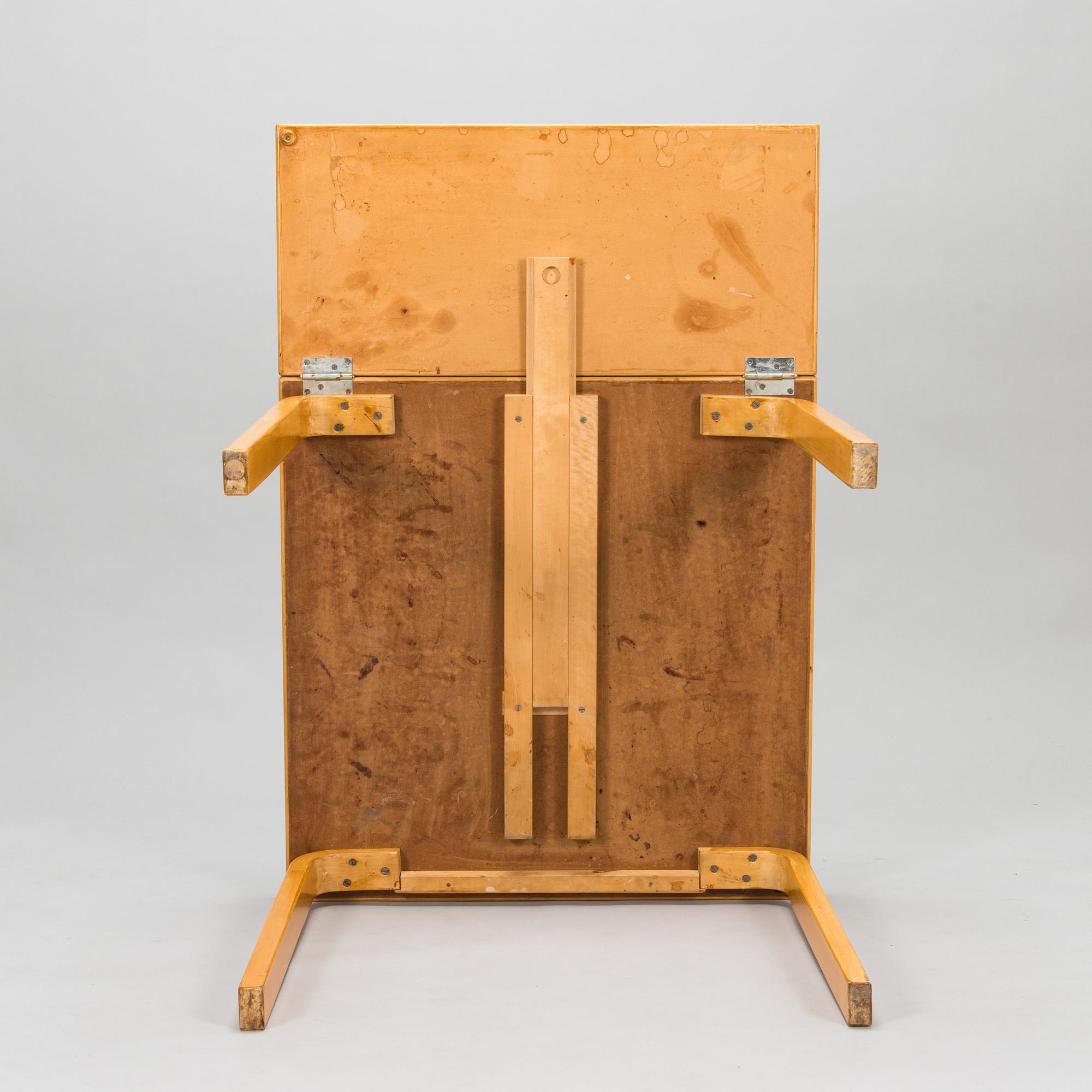 Alvar Aalto, klaffbord "DL82" och pallar, 4 st "60", för O.Y. Huonekalu-ja Rakennustyötehdas A.B 1900-talets mitt.