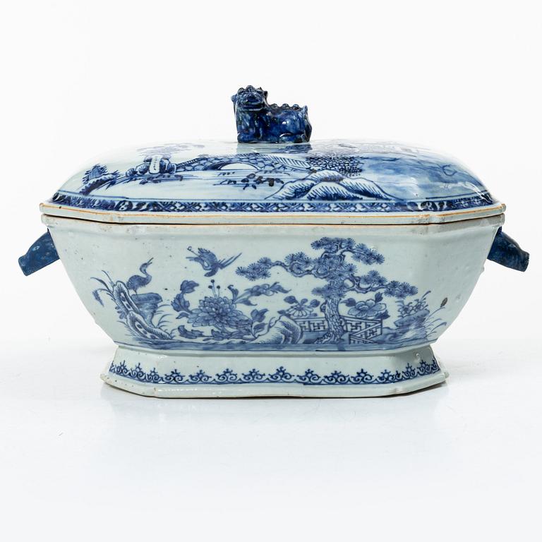 A blue and white export porcelain tureen with cover, and an oval serving dish, China, Qianlong and Jiaqing.