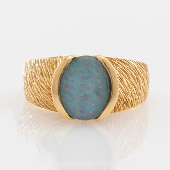 Ring 18K gold with an opal triplet.
