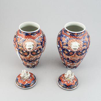 A pair of imari vases with covers, Japan, Meiji period (1868-1912).