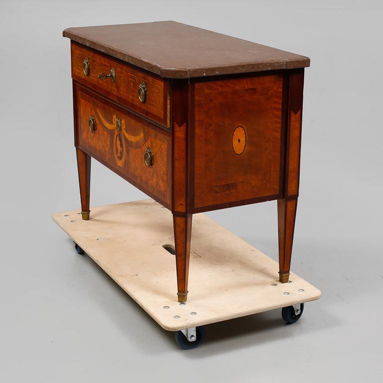 BYRÅ, gustaviansk stil, omkring 1900-talets mitt.