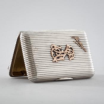 CIGARETTETUI, silver. Henrik Lassas, St Petersburg, 1800-talets slut. Vikt ca 300 gr.