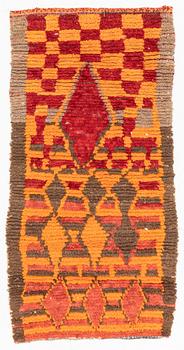 A  'checkboard' patternd Moroccan rug, ca 167 x 88 cm.