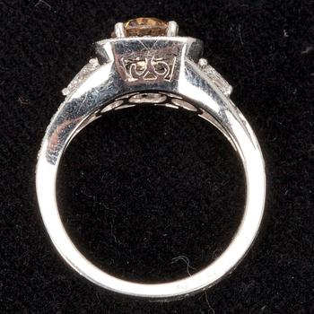 RING, 18K vitguld och diamanter. Champagnebrun mittsten 0.85 ct. Vikt ca 6,0 g. Europa 2000-tal.