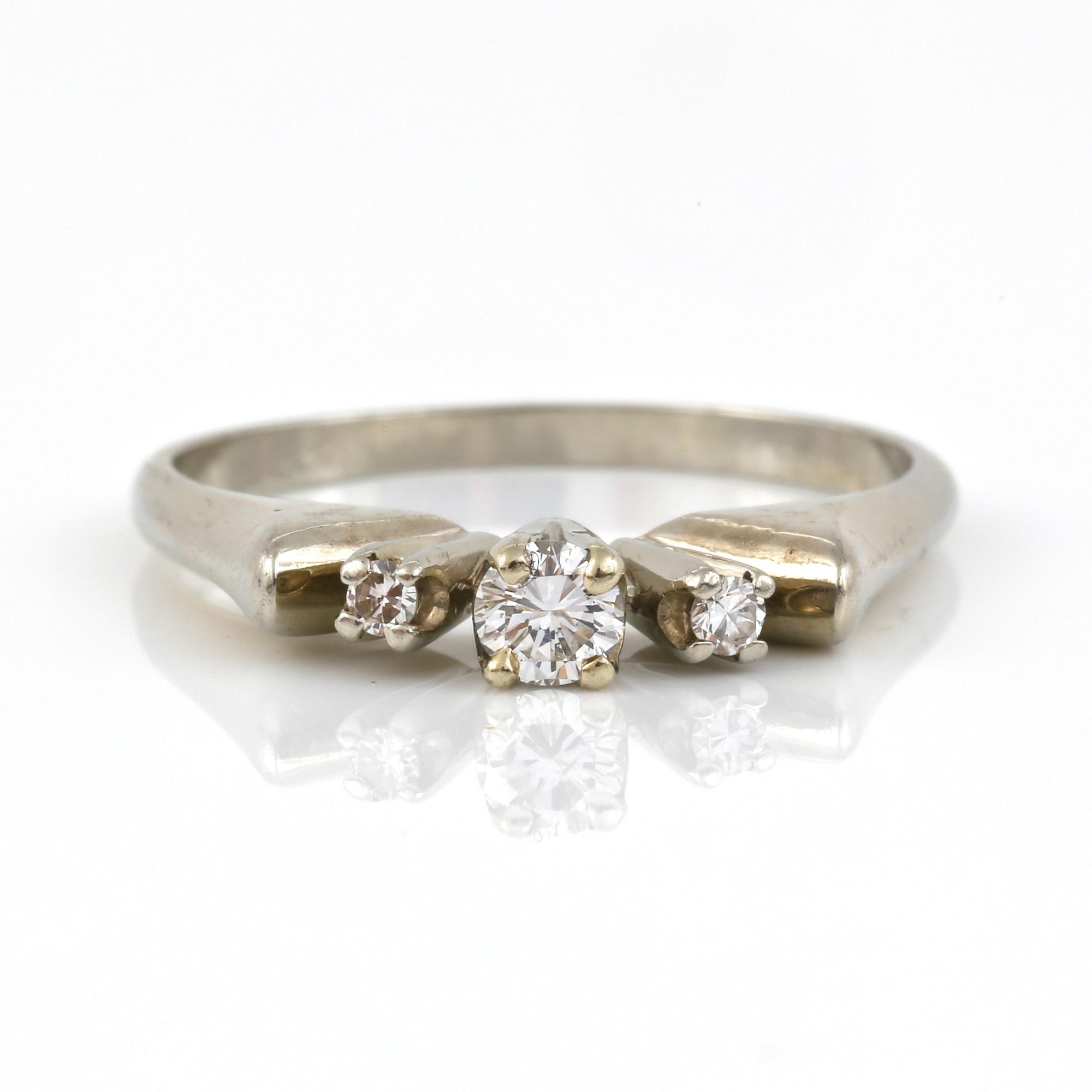 RING, 18K vitguld med 3 briljantslipade diamanter, tot ca 0,23 ct. Vikt 3,90 g.