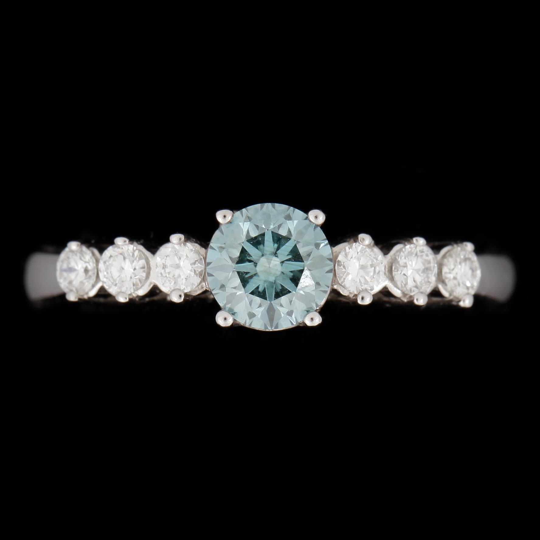 RING, 18k vitguld, briljantslipad färgad blå diamant ca 0,53ctsamt 6 st briljantslipade diamanter tot ca 0,21ct.