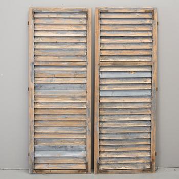 FÖNSTERLUCKOR, ett par, 1900-talets första hälft.