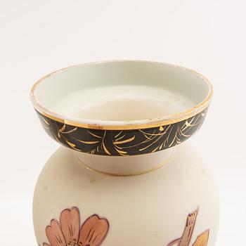 Vaser ett par 1900-talets första hälft.