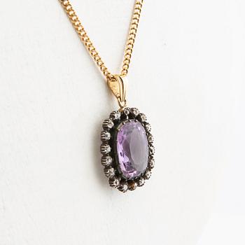 Pendant, 18k gold with diamonds and purple stone.