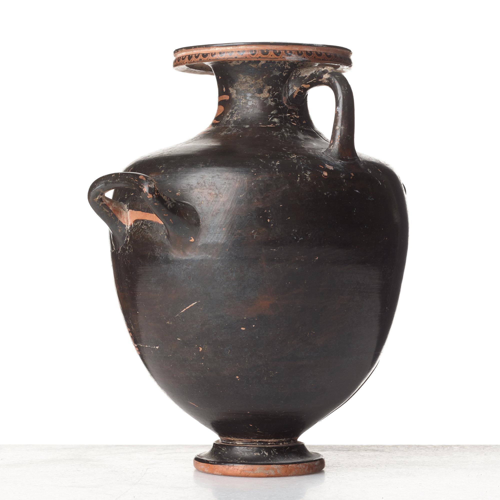 HYDRIA, lergods. Grekisk, Rödfigurig, troligen omkring 300-tal f. Kr.