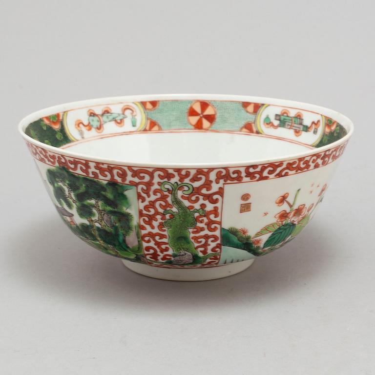 A famille verte bowl, Qing dynasty, late 19th century.