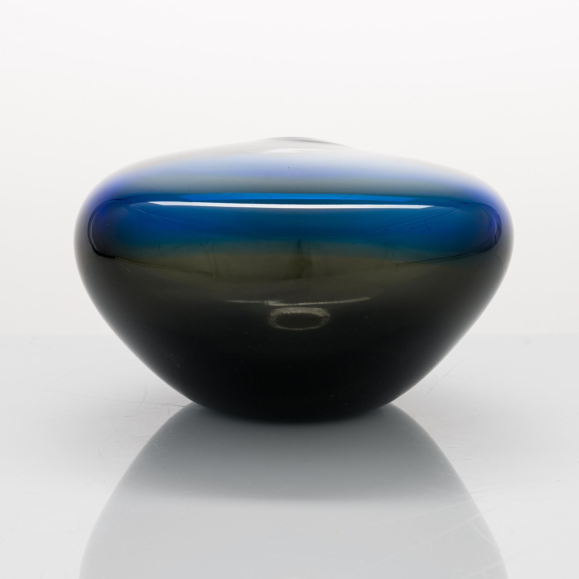 Timo Sarpaneva, a 'Sleeping bird' sculpture signed Timo Sarpaneva.